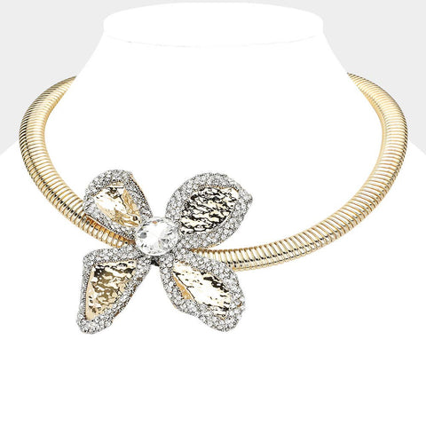 Paved Rim Hammered Metal Flower Pointed Statement Necklace: Yellow Gold